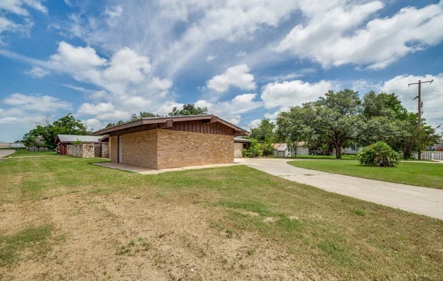 3-bedroom rental at 206 Jay Drive in Devine, TX — photo 3