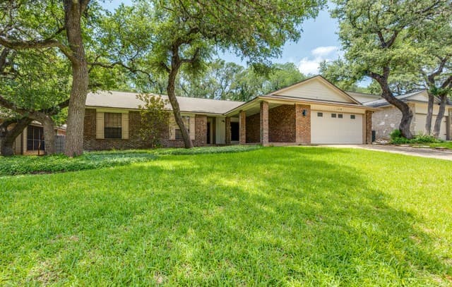 4-bedroom rental at 13706 Oak Pebble in San Antonio, TX — photo 2
