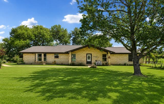 3-bedroom rental at 215 Deer Run St in Pleasanton, TX — photo 1
