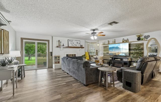 3-bedroom rental at 215 Deer Run St in Pleasanton, TX — photo 4