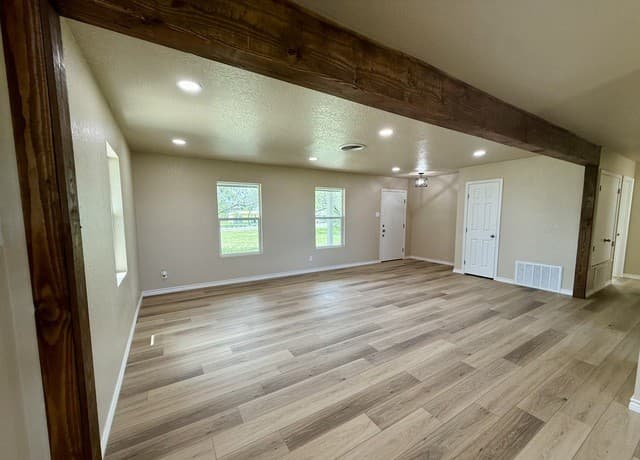 3-bedroom rental at 1019 Cr 160 in Kenedy, TX — photo 3