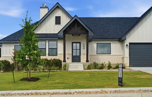 3-bedroom rental at 120 Ash Pkwy in La Vernia, TX — photo 3