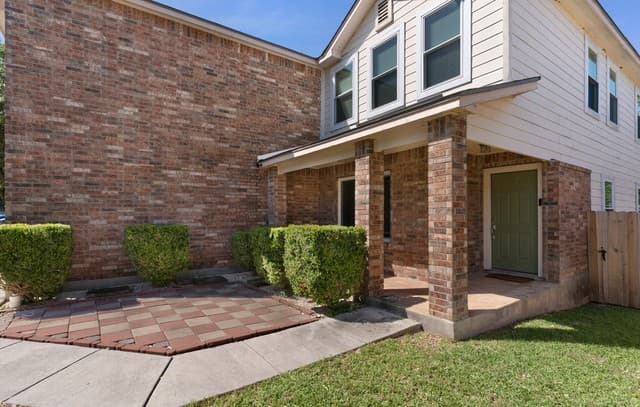 3-bedroom rental at 128 Goldenrod Cv in Cibolo, TX — photo 3