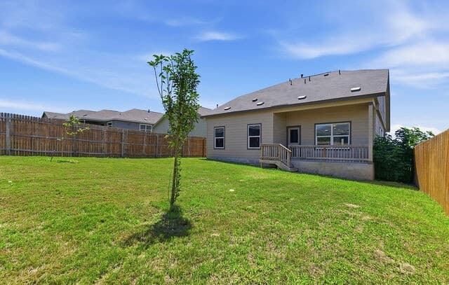 5-bedroom rental at 13019 Rosemary in St Hedwig, TX — photo 4