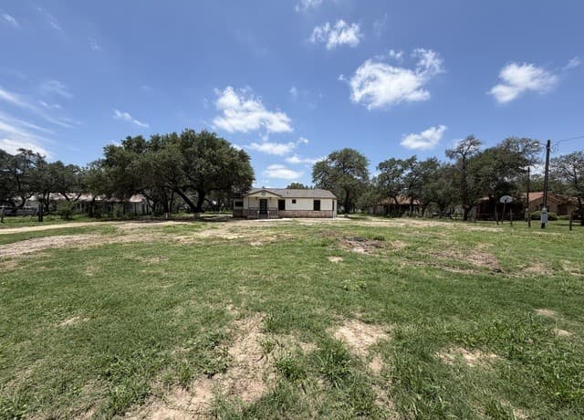 3-bedroom rental at 505 Nottingham Dr in Poteet, TX — photo 3