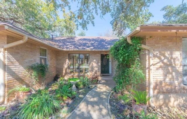 3-bedroom rental at 1423 Vista Del Monte in San Antonio, TX — photo 1