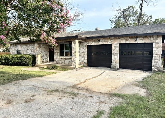 3-bedroom rental at 12116 Loop 107 in Adkins, TX — photo 1