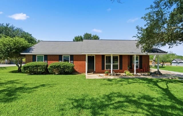 3-bedroom rental at 103 Oaklawn in Floresville, TX — photo 2