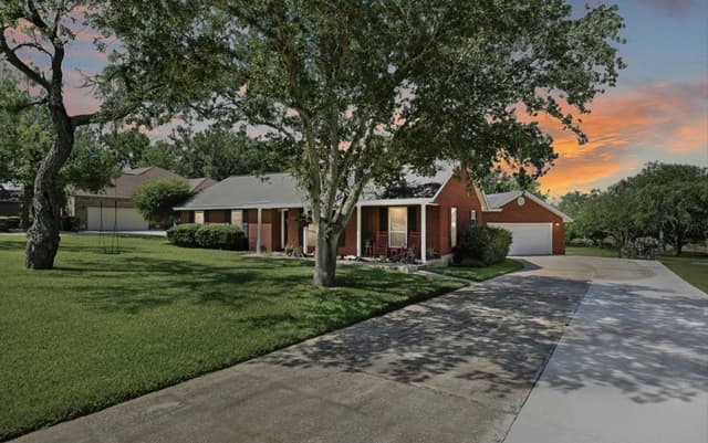 3-bedroom rental at 103 Oaklawn in Floresville, TX — photo 4