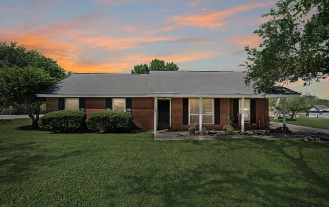 3-bedroom rental at 103 Oaklawn in Floresville, TX — photo 5