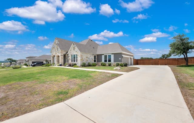 4-bedroom rental at 154 Violet Way in Castroville, TX — photo 3