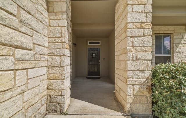 5-bedroom rental at 521 Amber Crk in Cibolo, TX — photo 4