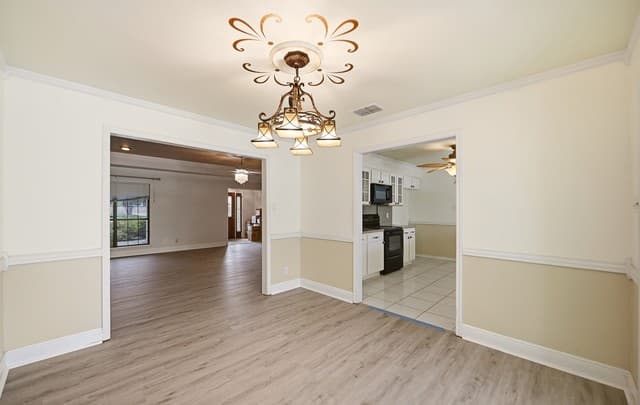 Home for sale at 1320 Continental Dr in Pleasanton, TX — photo 5