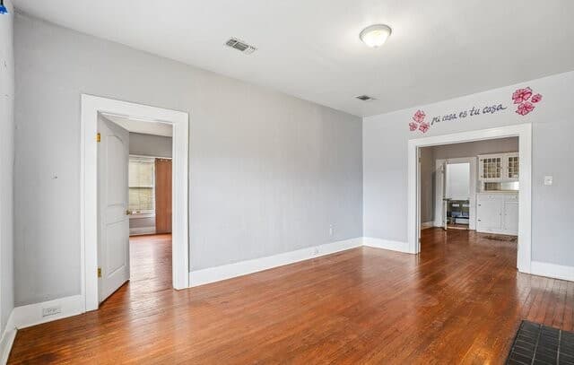 2-bedroom rental at 821 E Quincy St in San Antonio, TX — photo 4