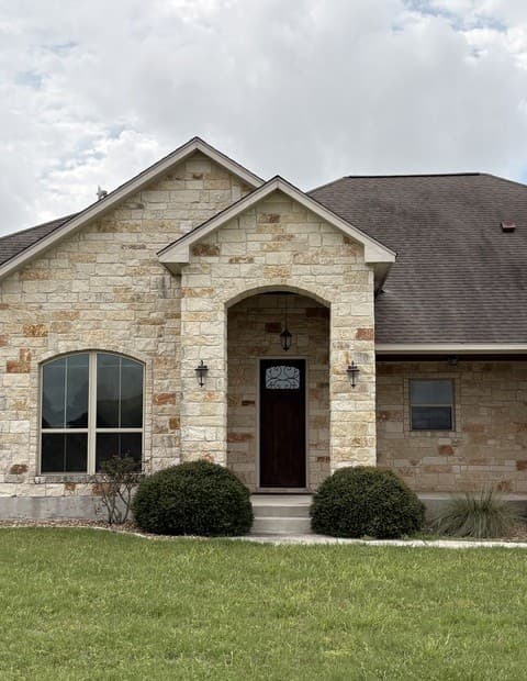 4-bedroom rental at 125 Abrego Run Dr in Floresville, TX — photo 1