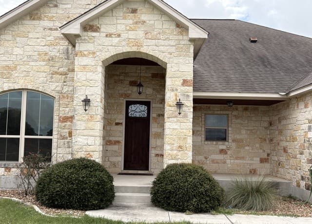4-bedroom rental at 125 Abrego Run Dr in Floresville, TX — photo 2