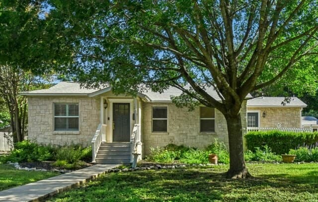 4-bedroom rental at 265 E Oakview Pl in Alamo Heights, TX — photo 2