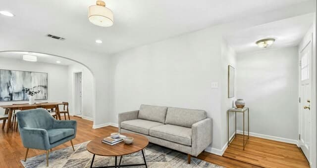 4-bedroom rental at 265 E Oakview Pl in Alamo Heights, TX — photo 3