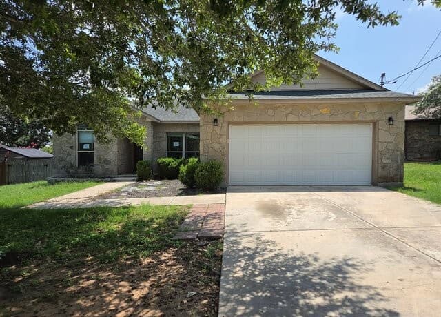 3-bedroom rental at 106 Crestway in Floresville, TX — photo 1
