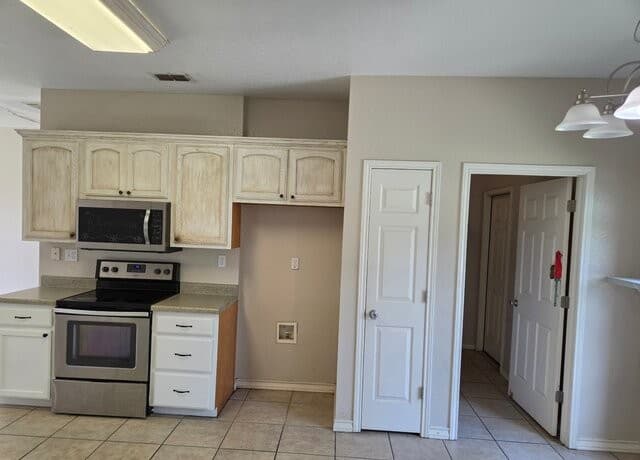 3-bedroom rental at 106 Crestway in Floresville, TX — photo 3