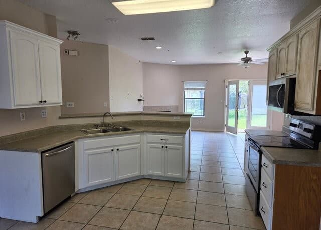 3-bedroom rental at 106 Crestway in Floresville, TX — photo 4