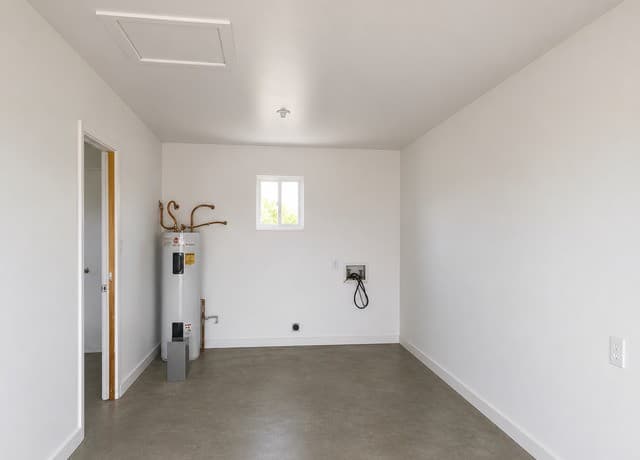 3-bedroom rental at 505 W Fm 140 in Christine, TX — photo 3