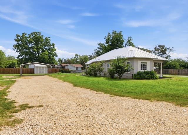 2-bedroom rental at 600 W Park in Devine, TX — photo 3