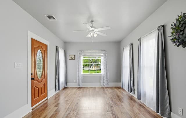 2-bedroom rental at 600 W Park in Devine, TX — photo 5