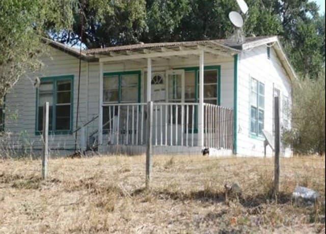 3-bedroom rental at 210 Colwell Street in Pleasanton, TX — photo 1