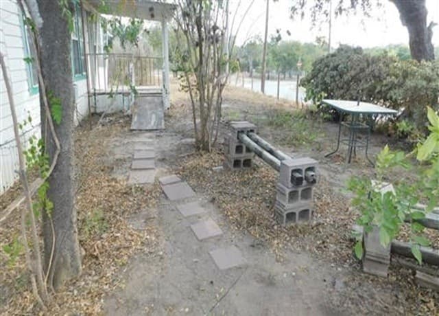 3-bedroom rental at 210 Colwell Street in Pleasanton, TX — photo 3