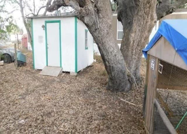 3-bedroom rental at 210 Colwell Street in Pleasanton, TX — photo 4