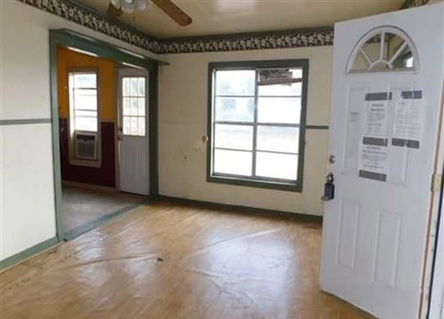 3-bedroom rental at 210 Colwell Street in Pleasanton, TX — photo 5