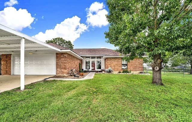 3-bedroom rental at 124 Country Gardens in La Vernia, TX — photo 2
