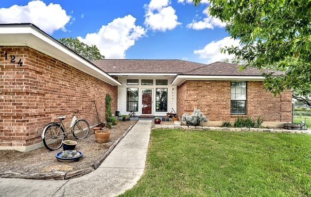 3-bedroom rental at 124 Country Gardens in La Vernia, TX — photo 4