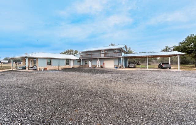5-bedroom home for sale at 472 County Road 6723 in Natalia TX