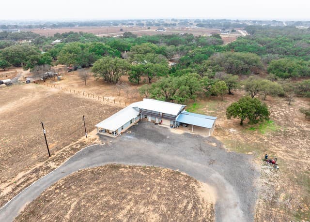 Home for sale at 472 County Road 6723 in Natalia, TX — photo 2