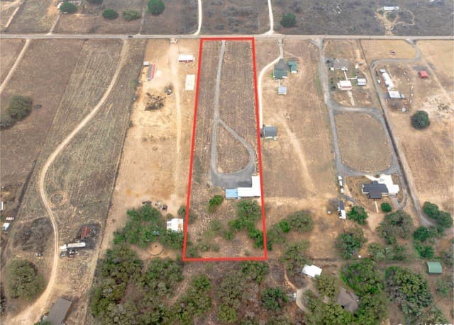 Home for sale at 472 County Road 6723 in Natalia, TX — photo 3