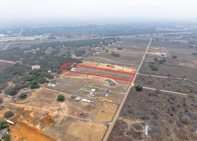 Home for sale at 472 County Road 6723 in Natalia, TX — photo 4