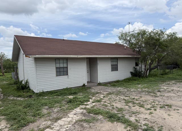 3-bedroom rental at 121 Lauryn St in Three Rivers, TX — photo 1