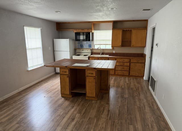 3-bedroom rental at 121 Lauryn St in Three Rivers, TX — photo 3