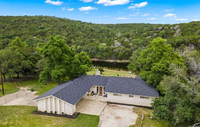 3-bedroom rental at 240 Aqua Vista in Kerrville, TX — photo 1