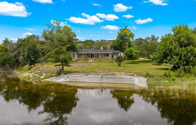 3-bedroom rental at 240 Aqua Vista in Kerrville, TX — photo 2