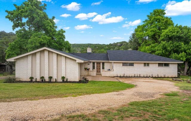 3-bedroom rental at 240 Aqua Vista in Kerrville, TX — photo 3