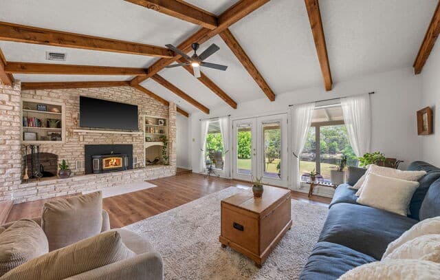 3-bedroom rental at 240 Aqua Vista in Kerrville, TX — photo 4