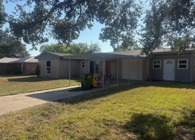 3-bedroom rental at 107 Robinhood Dr in Kenedy, TX — photo 2