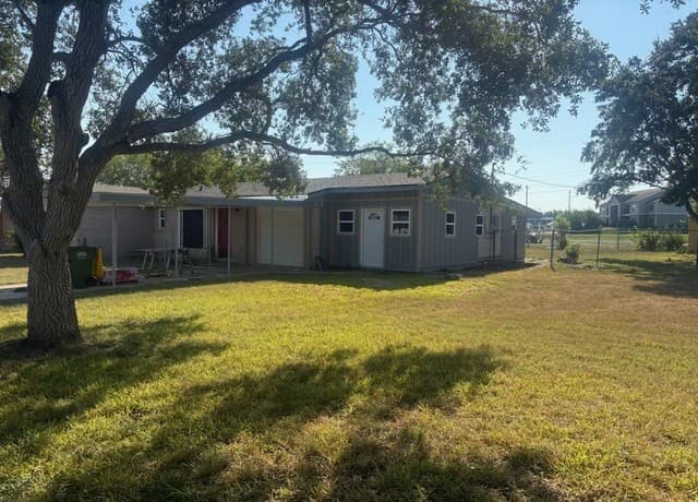 3-bedroom rental at 107 Robinhood Dr in Kenedy, TX — photo 3