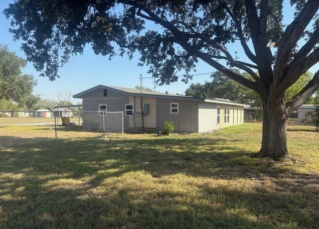 3-bedroom rental at 107 Robinhood Dr in Kenedy, TX — photo 5