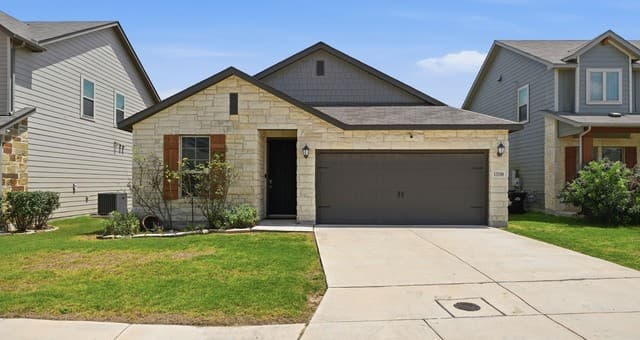 4-bedroom rental at 13310 Antelope Run in St Hedwig, TX — photo 1