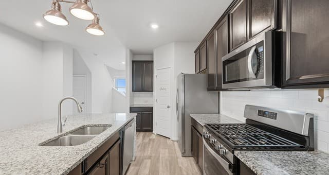 4-bedroom rental at 13310 Antelope Run in St Hedwig, TX — photo 3