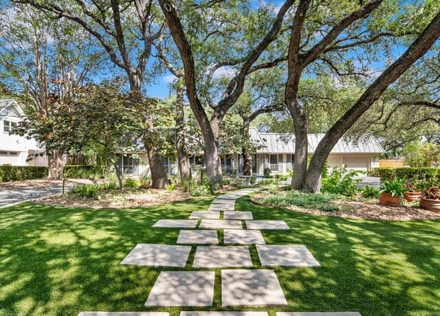 4-bedroom rental at 10106 N Manton Lane in San Antonio, TX — photo 2